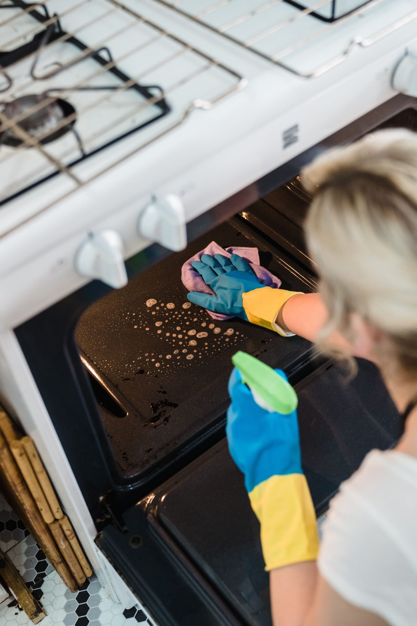 Oven and fryer cleaning for kitchen deep cleaning, commercial kitchen deep cleaning, kitchen deep cleaning services, commercial kitchen cleaning and restaurant kitchen cleaning UK